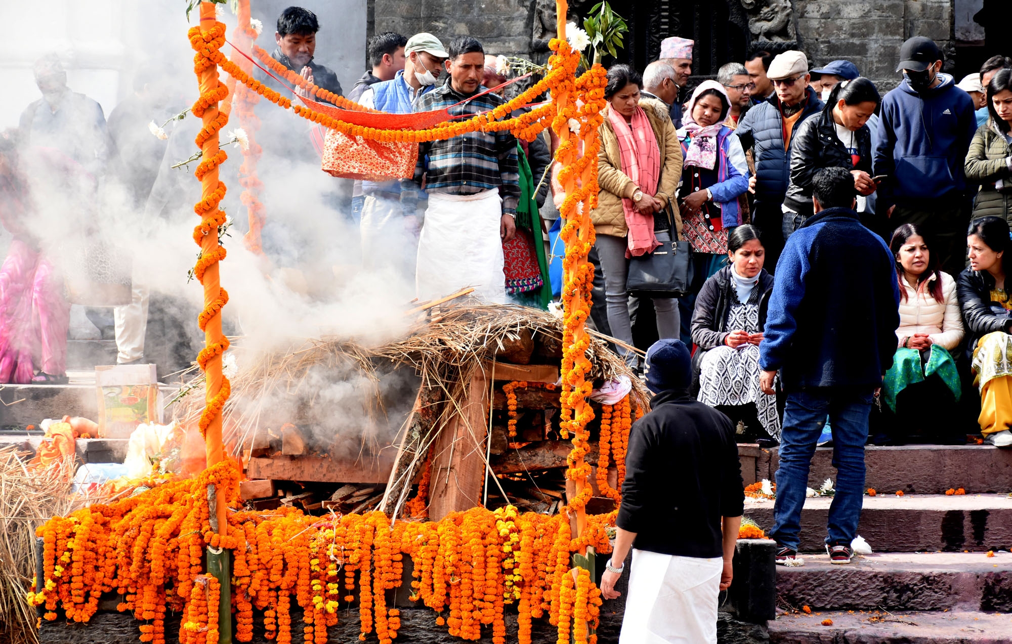 आर्यघाटमा पूर्वमन्त्री अधिकारीको अन्तिम बिदाई (फोटोफिचर)