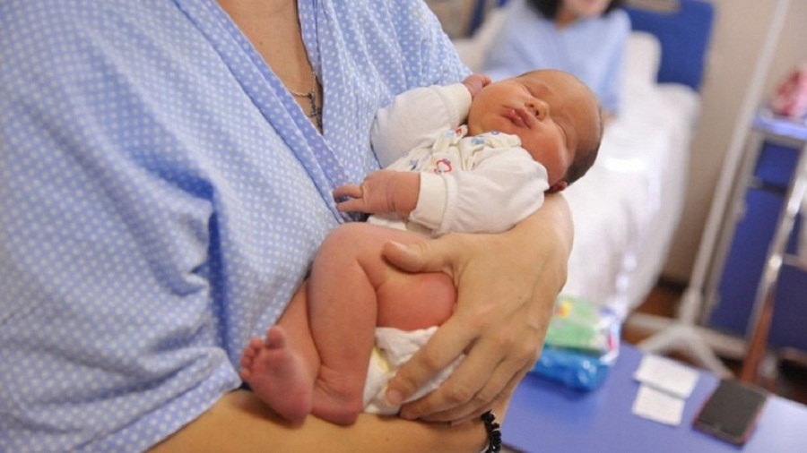 बच्चा जन्माउन अमेरिका पुग्छन् गर्भवती रुसी महिला