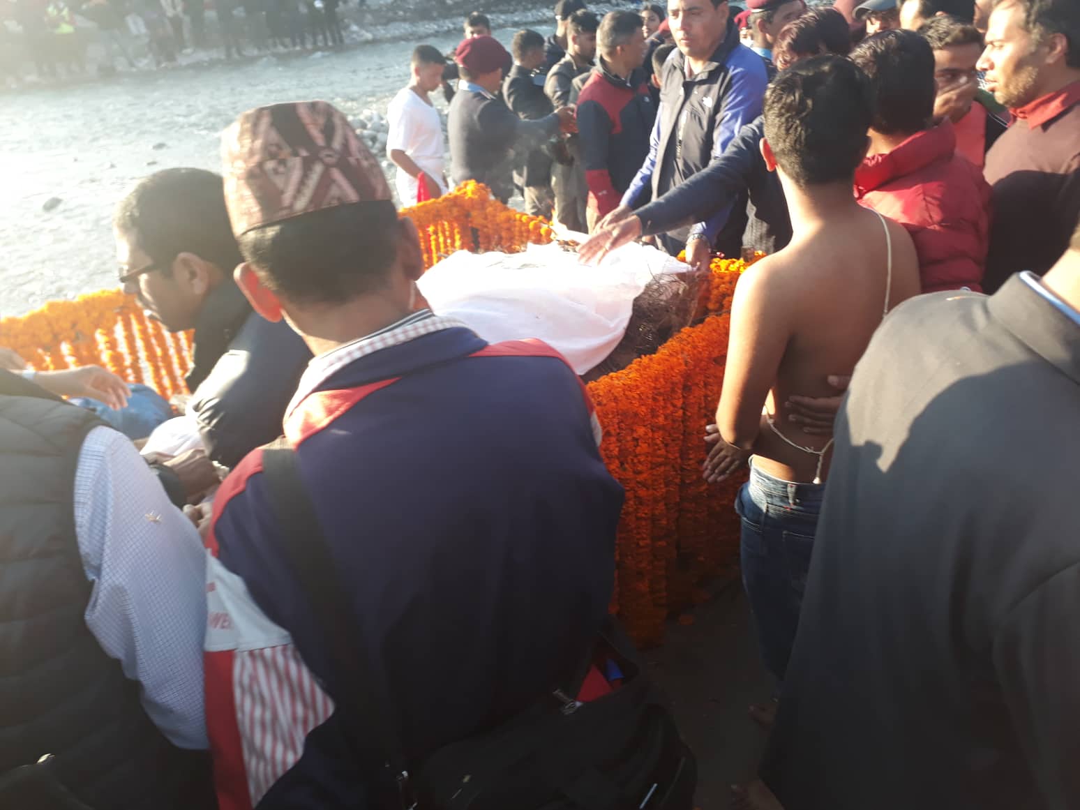 राजकीय सम्मानका साथ अधिकारीको अन्त्येष्टि, श्रीमती र छोराले दिए दागबत्ती