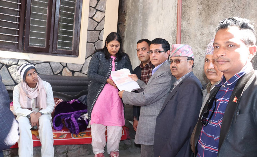 एलआईसी नेपालद्वारा मन्त्री रविन्द्र अधिकारीको मृत्यु दाबी रकम भुक्तानी