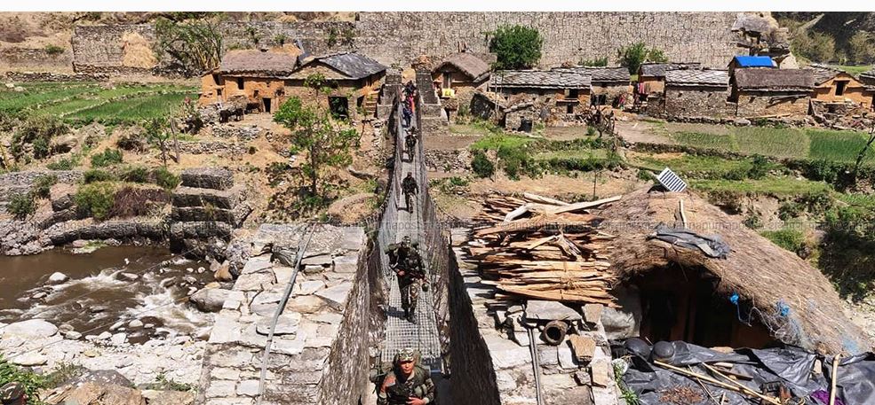 विप्लवका कार्यकर्ता खाेज्दै सेना गाउँमा