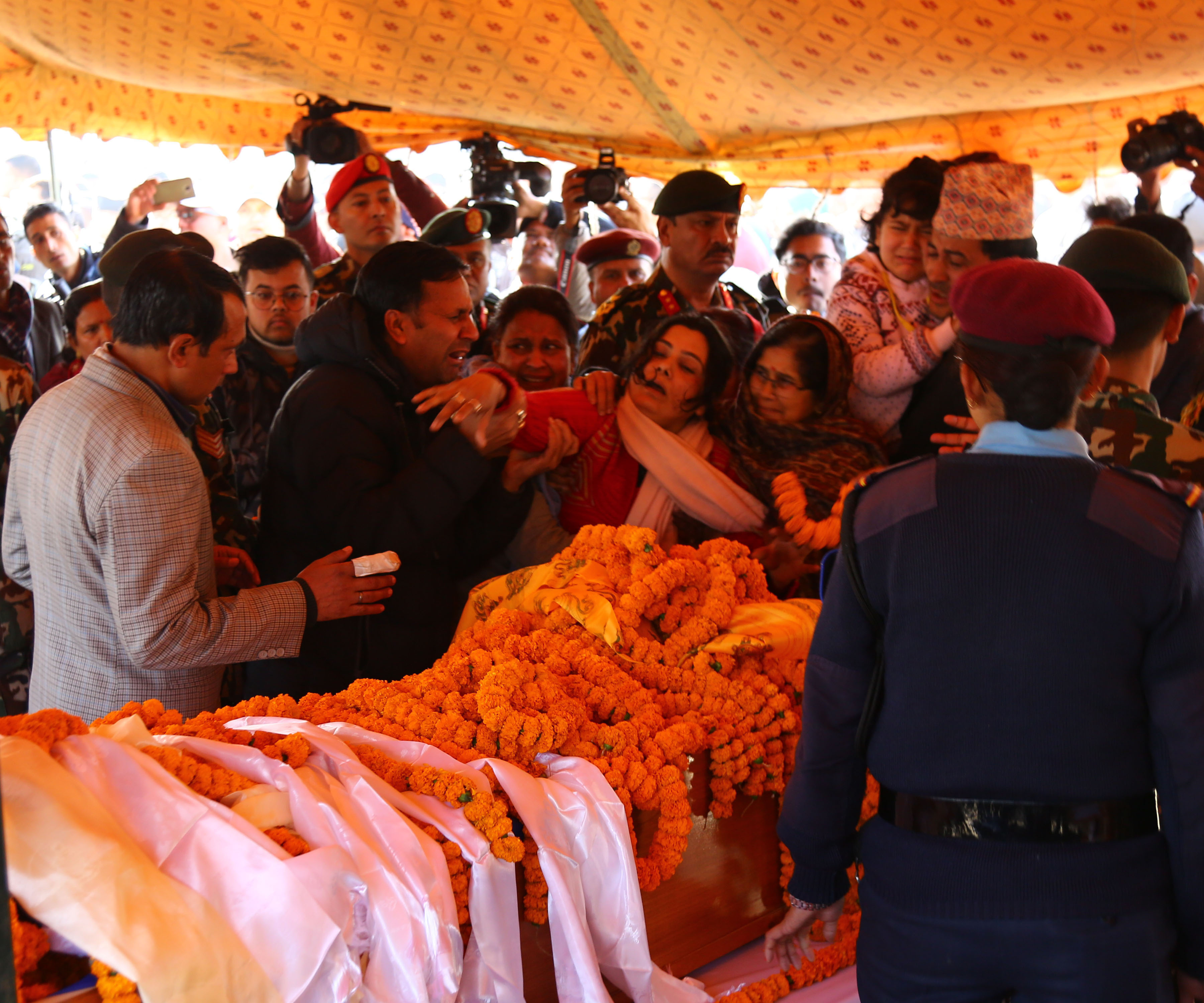 हेलिकोप्टर दुर्घटना: चारको पशुपति आर्यघाटमा दाहसंस्कार