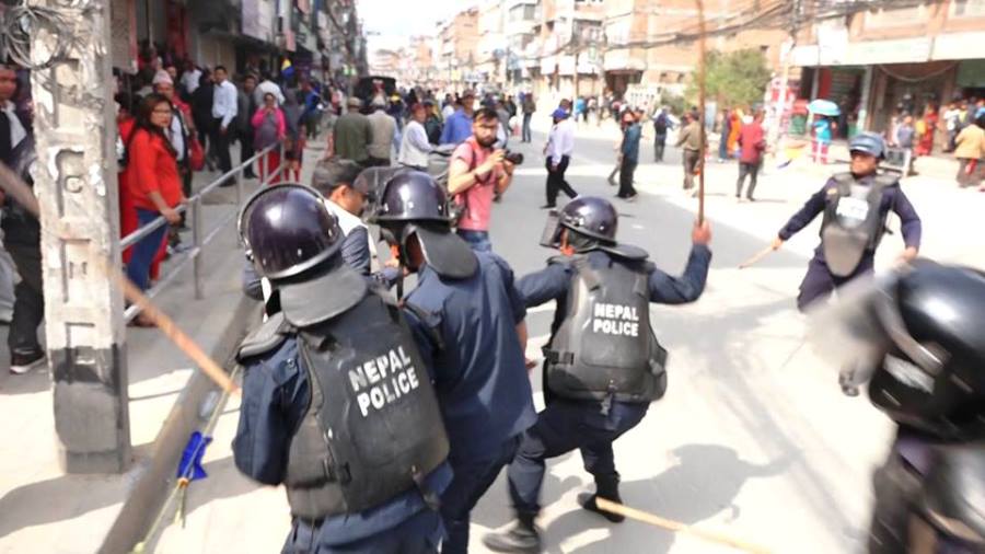 पञ्चायतमा लाठी बर्साउन आदेश दिनेहरु गणतन्त्रको लाठी खाँदै