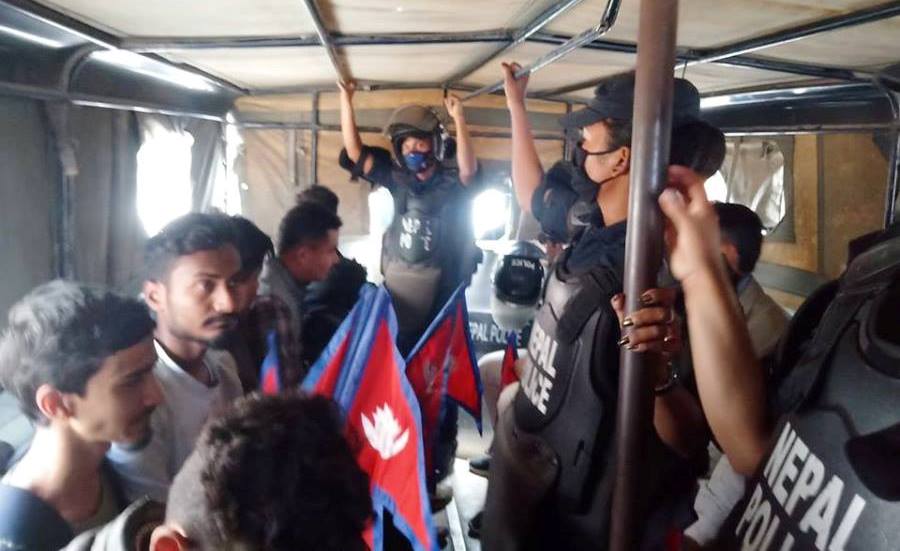 राष्ट्रिय झण्डा गाड्न गएका विवेकशील नेपाली दलका १७ कार्यकर्ता पक्राउ