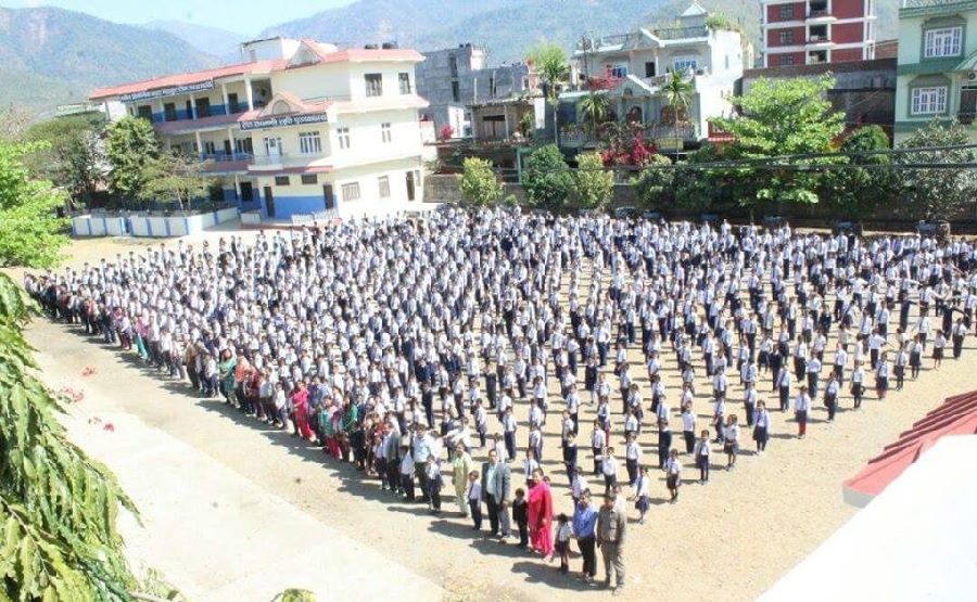 सामुदायिक विद्यालयमा आफ्ना बालबालिका पढाउँदै पर्वतका जनप्रतिनिधि 