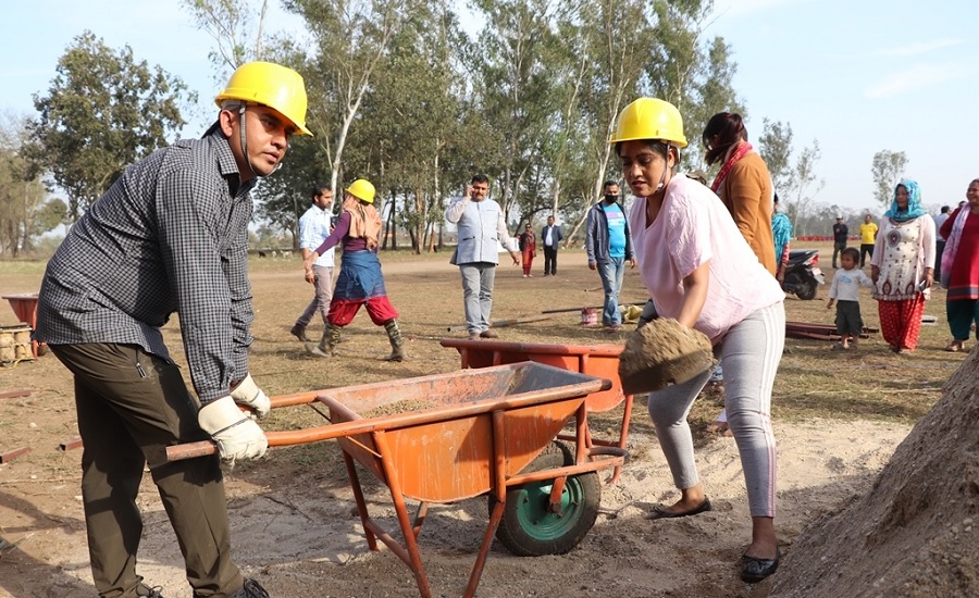 गाैतमबुद्ध अन्तर्राष्ट्रिय क्रिकेट रङ्गशालाको मैदान सम्याउने काम शुरु