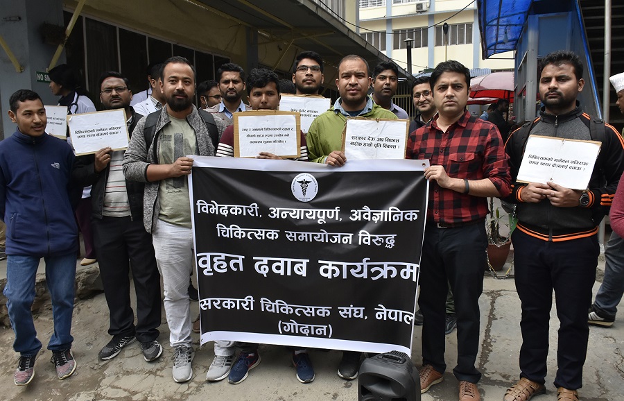 आकस्मिक बाहेकका सेवा बन्द गरि डाक्टरहरु आन्दोलनमा (फोटोफिचर)