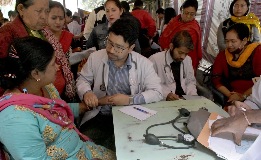 ग्राउण्डमा पाल टाँगेर बिरामी जाँच्दै डाक्टरहरु (फोटोफिचर)