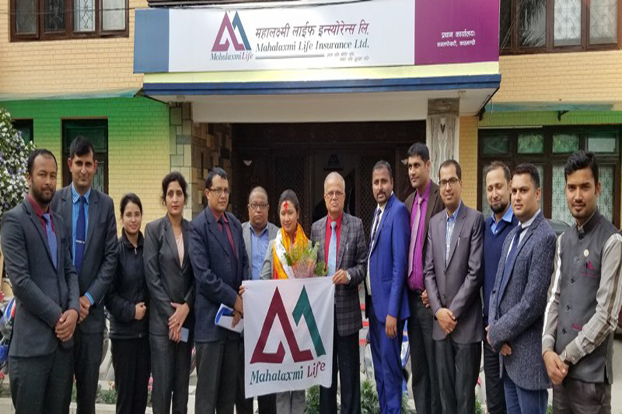 सगरमाथा आरोही महर्जनलाई महालक्ष्मी लाइफद्वारा शुभकामना