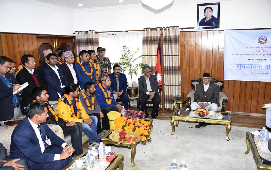 प्रधानमन्त्री ओलीद्वारा सगरमाथा मापनमा जाने टोलीको बिदाई (फाेटाेफिचर)