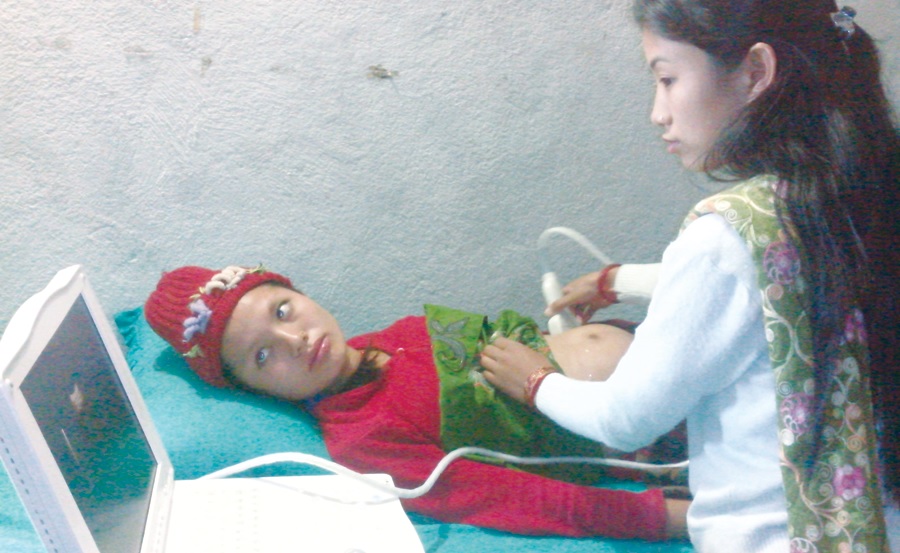 सिमकोटमा स्वास्थ्यकर्मी टोली, गाउँमै गर्भ जाँच