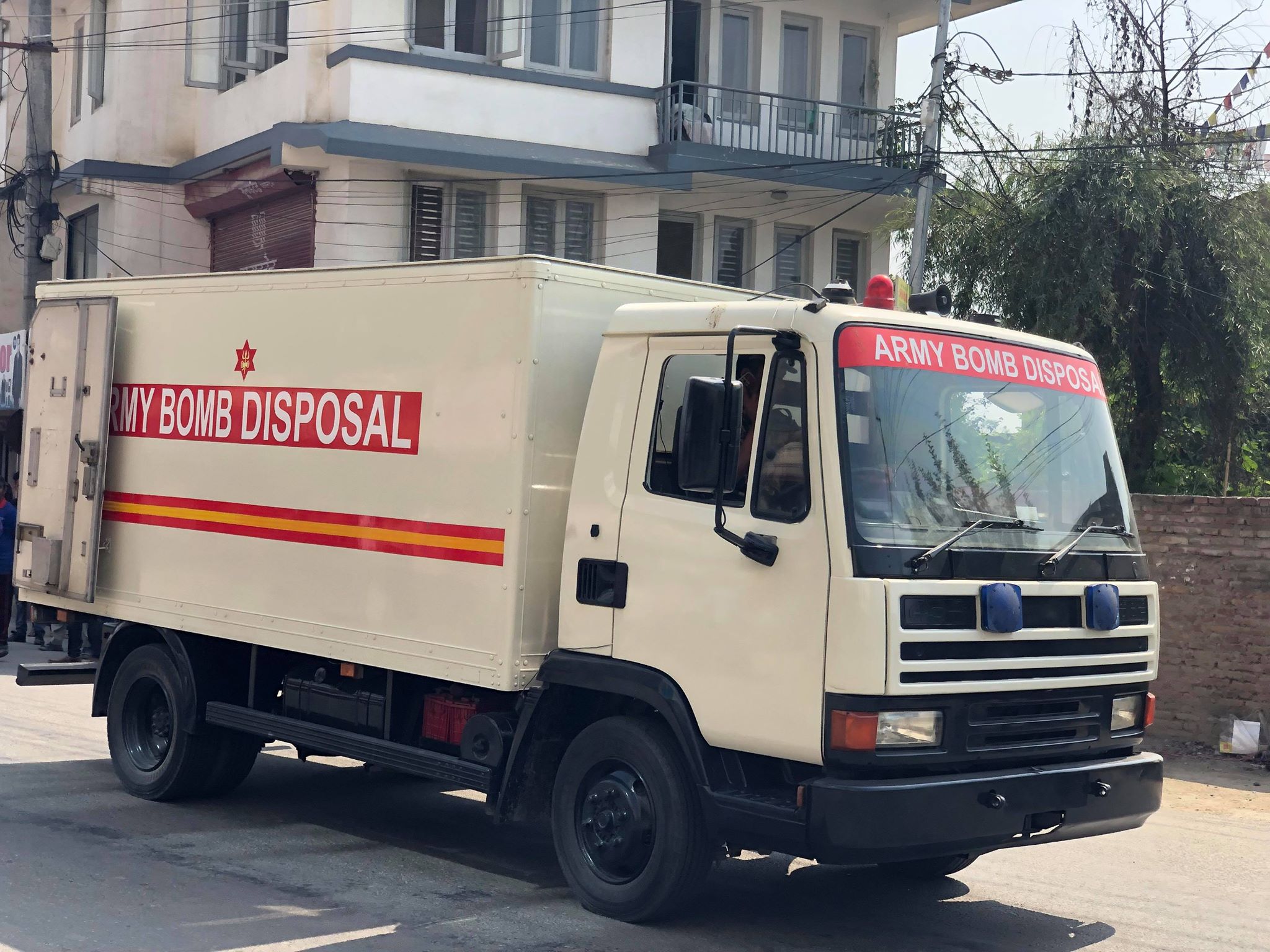 प्रचण्डको घर जाने बाटोमा बम (तस्विरसहित)