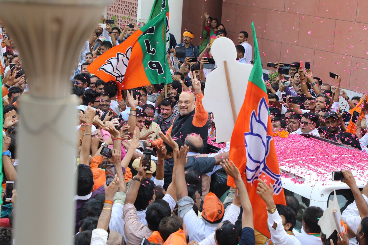 तस्बिरमा हेर्नुहोस्, बीजेपी हेडक्वाटर्सको खुसी