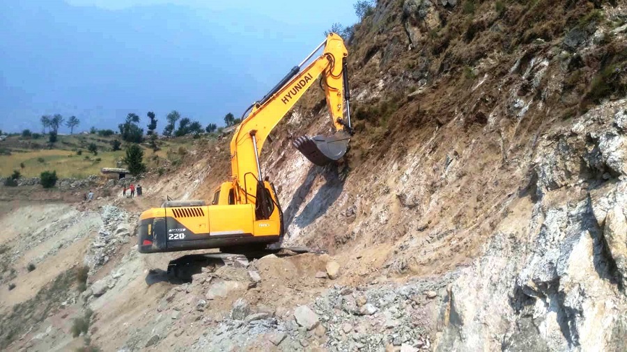 गाउँपालिका अध्यक्ष र वडाअध्यक्ष नै डोजर मालिक !