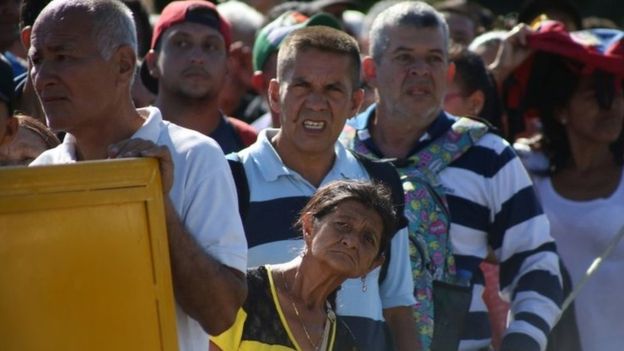 भेनेजुएला संकट: कोलम्बियाले सीमा नाका खाेल्दा हजारौँले शरण लिए