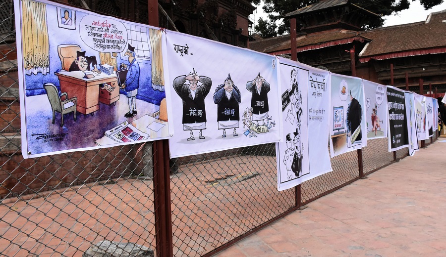 कार्टुन प्रदर्शन र कविता वाचन गर्दै मिडिया विधेयकको विरोध