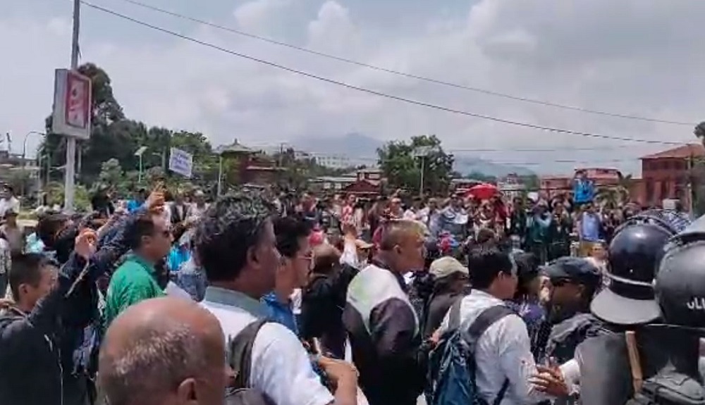 गुठी विधेयकको विरोधमा उत्रिएकाहरुमाथि धरपकड र पानीको फाेहरा