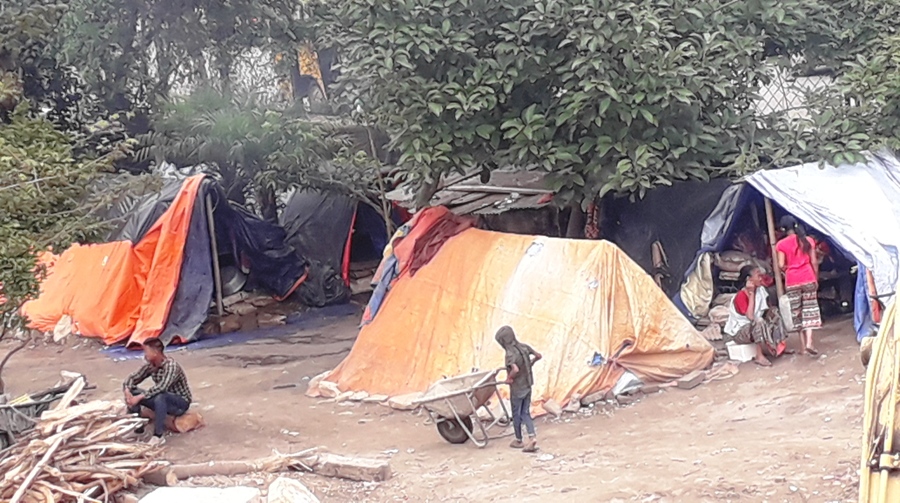 खोला किनारमा दु:खै दु:ख