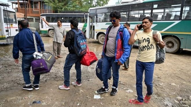 आक्रमणको चेतावनीपछि कश्मीर छाड्दै हजारौँ तीर्थयात्री र पर्यटक
