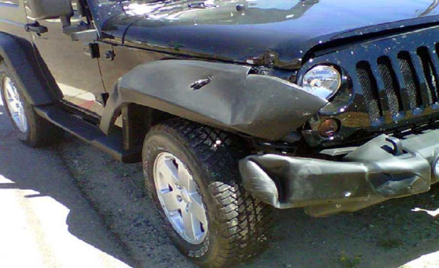  जीपमाथि ढुंगा खस्दा तीन यात्रु घाईते