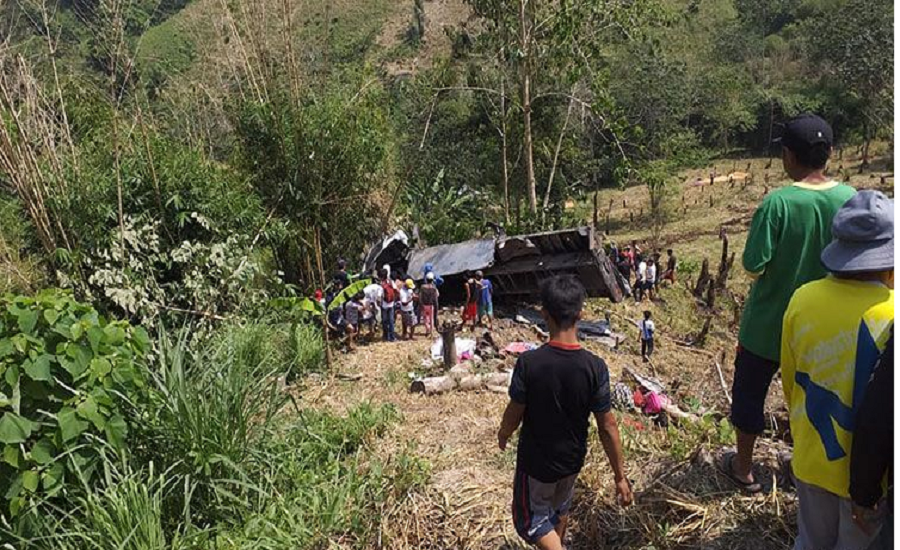 चट्टानमा ट्रक ठोक्किदा कम्तीमा १५ काे मृत्यु