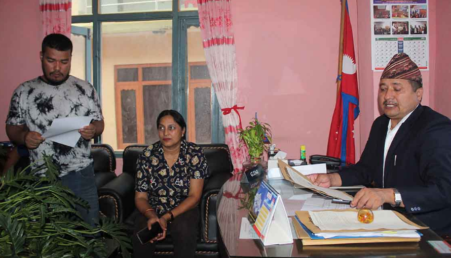 प्रशासनमै गरे विप्लव नेताले आत्मसमर्पण