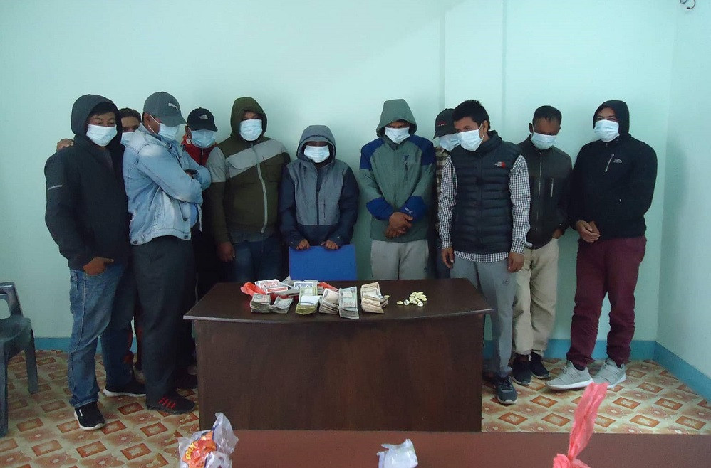 कौडा खेल्ने ११ जना पक्राउ