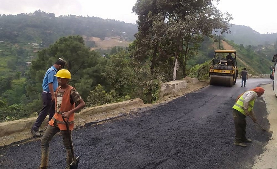 नौबिसे नागढुंगा सडकखण्डमा कालोपत्रे हुदै