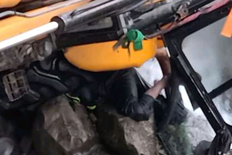 डोजर पल्टिँदा एक जनाको मृत्यु