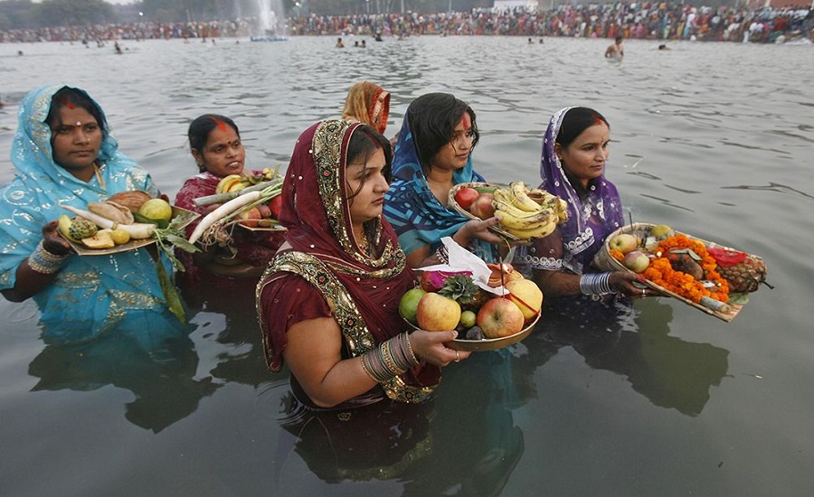 नदी र सूर्यदेवको पूजाआजा गरी छठ पर्व मनाईदै