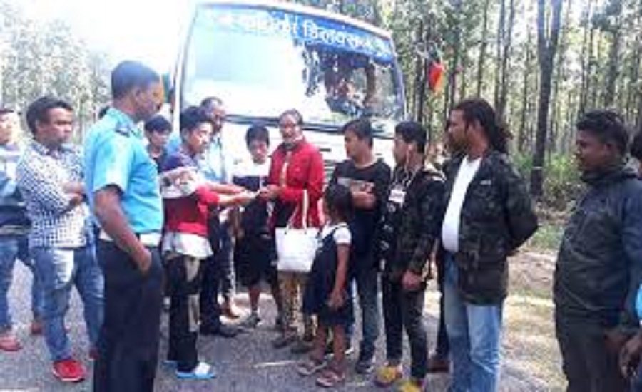 बढी भाडा लिइएको रकम फिर्ता गराउँदै प्रहरी