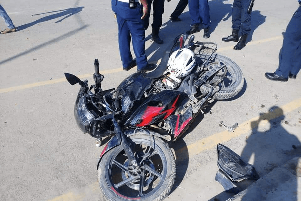 प्रहरीको भ्यानले ठक्कर दिँदा मोटरसाइकल यात्रीको मृत्यु