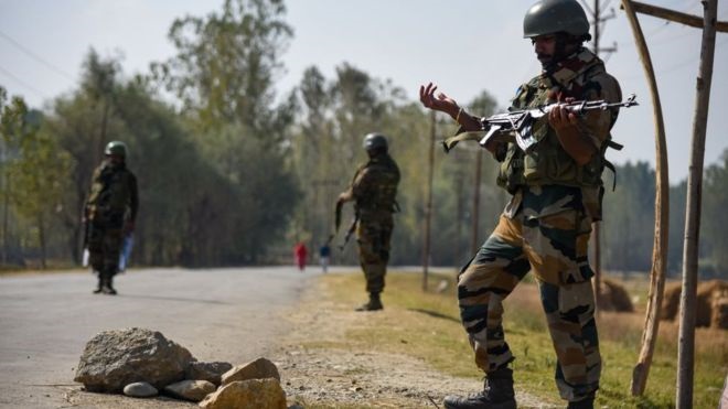 कश्मीर तनाव: भारत‍-प्रशासित कश्मीरमा नाटकीय घटनाक्रम, मूलधारका नेता नजरबन्दमा