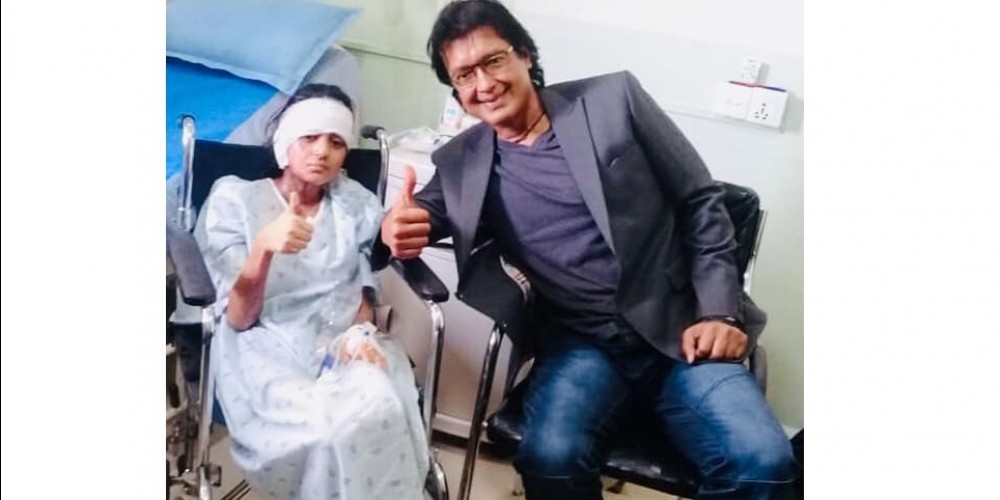 नायक राजेश हमालले भेटे एसिड पीडित मुस्कानलाई