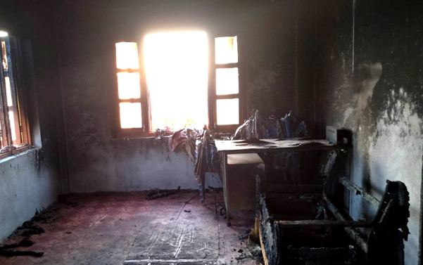 थाहा नगरकाे वडा कार्यालय, टिप्पर र एक्स्काभेटमा आगजनी