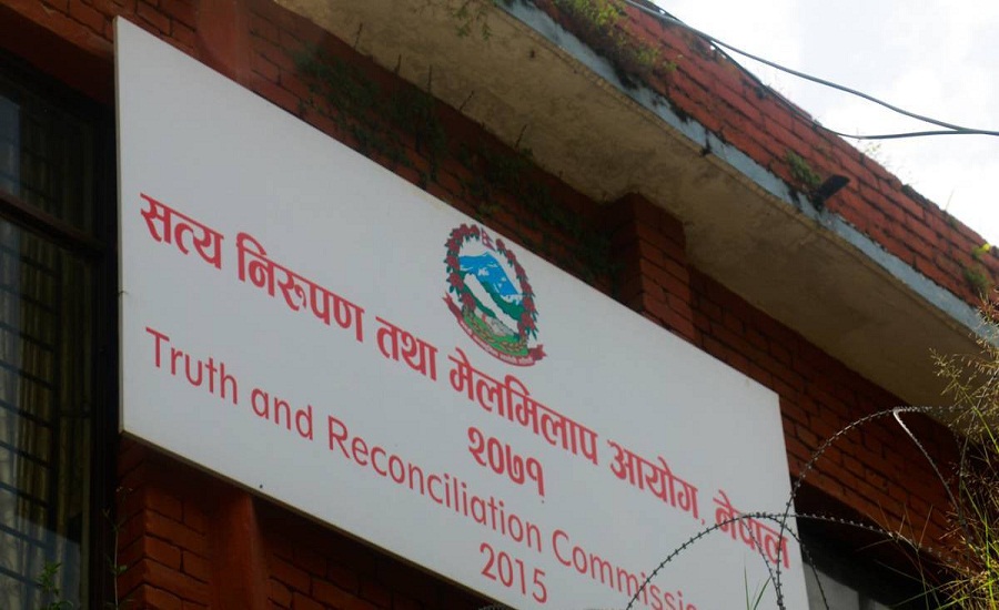  द्धन्द्धकालीन आयोगमा अध्यक्ष तथा सदस्यका लागि ६१ जना इच्छुक