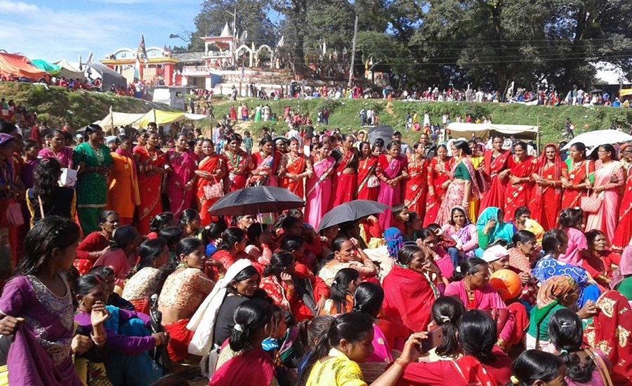 फूलको डोली चढाउन भक्तजनको भीड