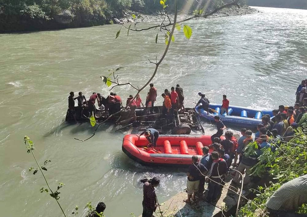 सुकुटे बस दुर्घटना अपडेट : १२ भन्दा बढीको मृत्यु भएको  हुनसक्ने अनुमान
