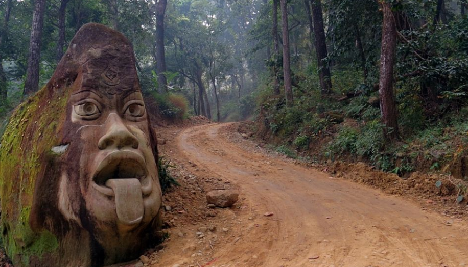 सोमेश्वरको पहाडमा चन्द्र सूर्य खोपिँदै