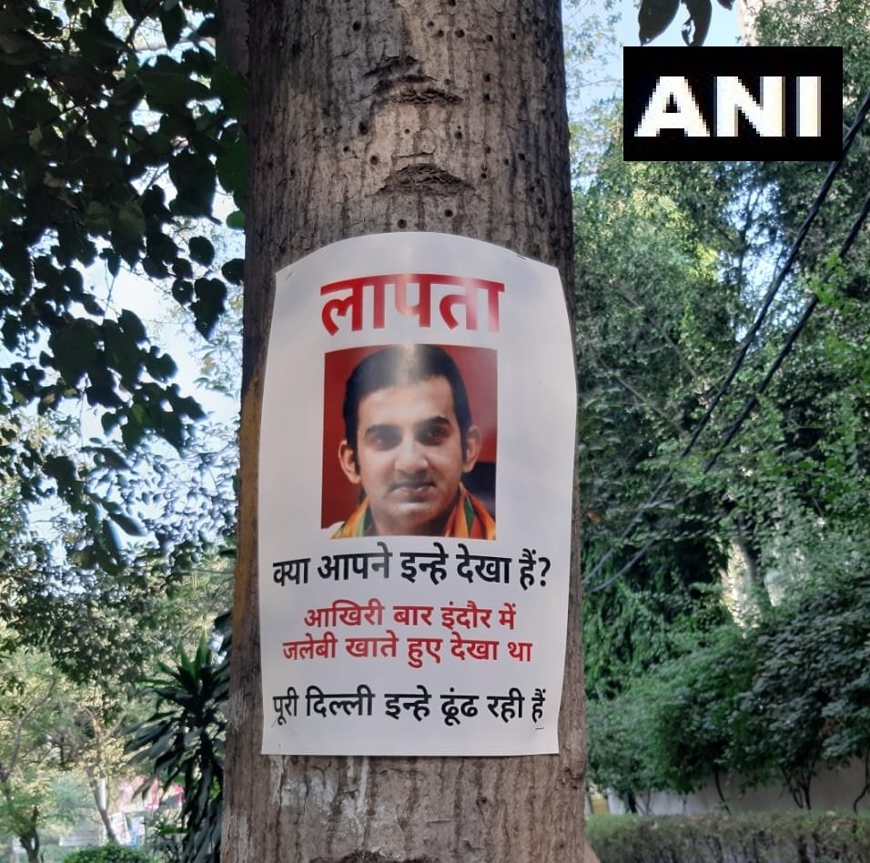 पूर्व क्रिकेटर गौतम गम्भीर हराएको पोस्टर दिल्लीको रुखहरुमा