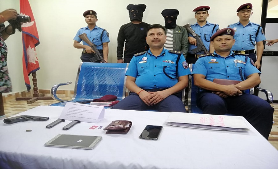 पेस्तोलसहित दुइजना पक्राउ