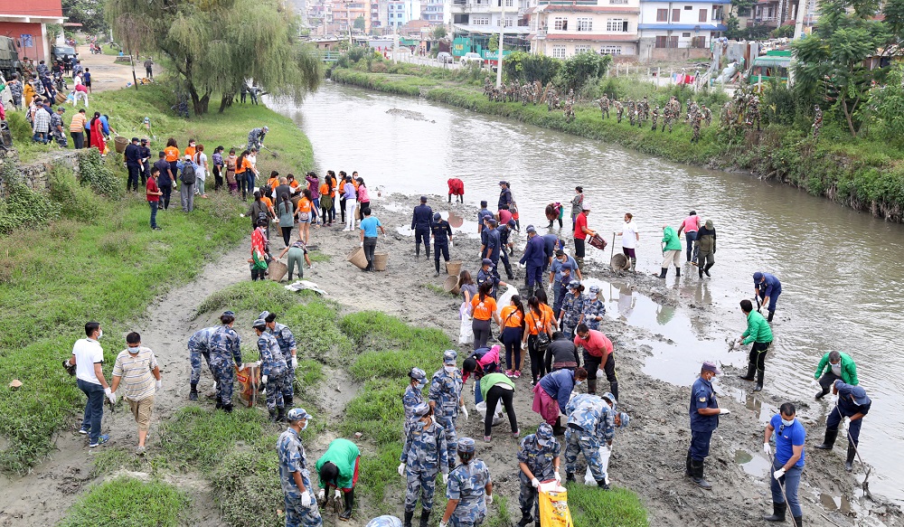 पुसको चिसोमा बिहानै नदी किनारमा सफाइ अभियानकर्मी