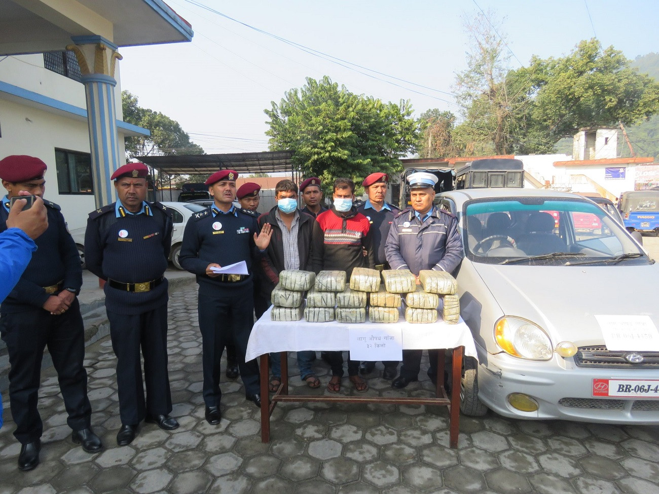 गाेली प्रहार गरी ३२ किलो गाँजासहित ३ पक्राउ