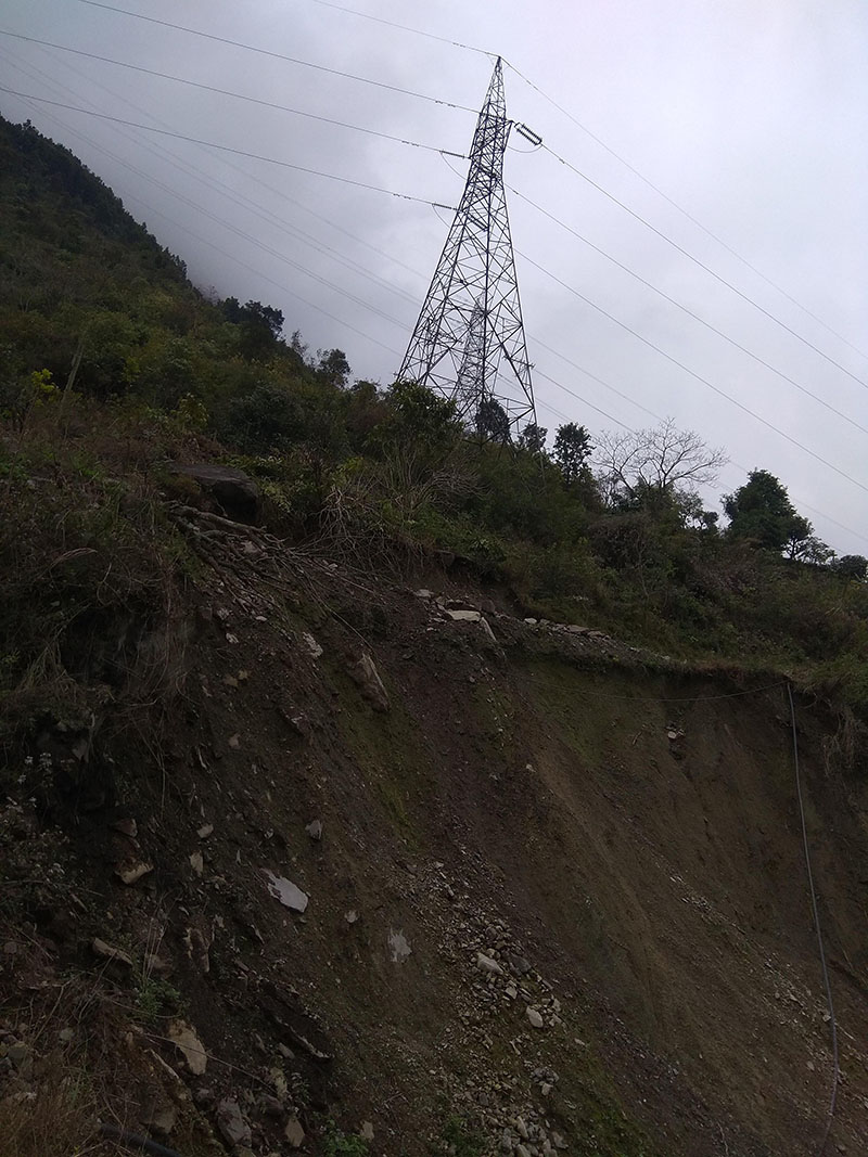 जग्गा सम्याउदा प्रसारण लाइनको टावर जोखिममा