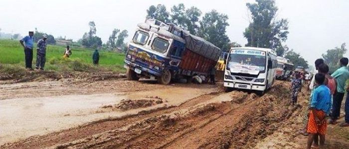 जलेश्वर–बर्दिबास सडकखण्डमा दुई दिनदेखि यातायात ठप्प