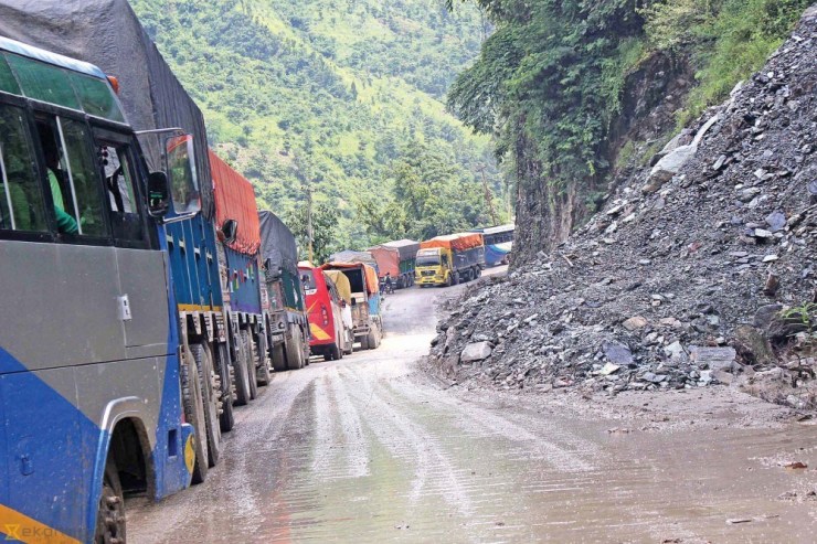 नारायणगढ–मुग्लिन सडक खण्डमा पहिरो खस्दा यातायात अबरुद्ध