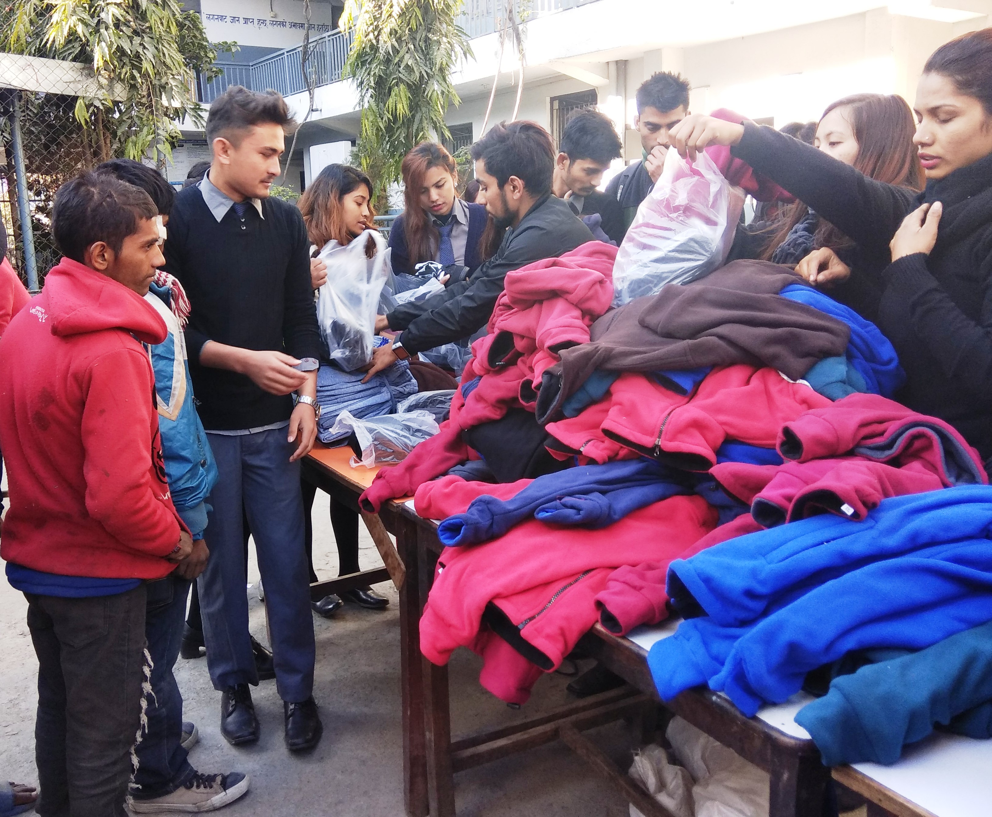 १८२ जनालाई न्यानो कपडा वितरण