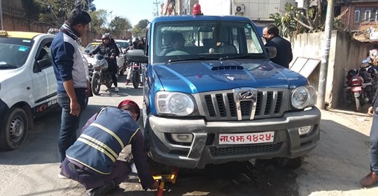 ट्राफिक प्रहरीद्वारा प्रहरीकै गाडीमा ह्विल लक