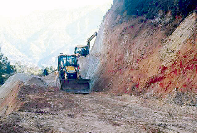 विकट बस्ती जोड्न दुई वटा सडकमा धमाधम काम हुँदै