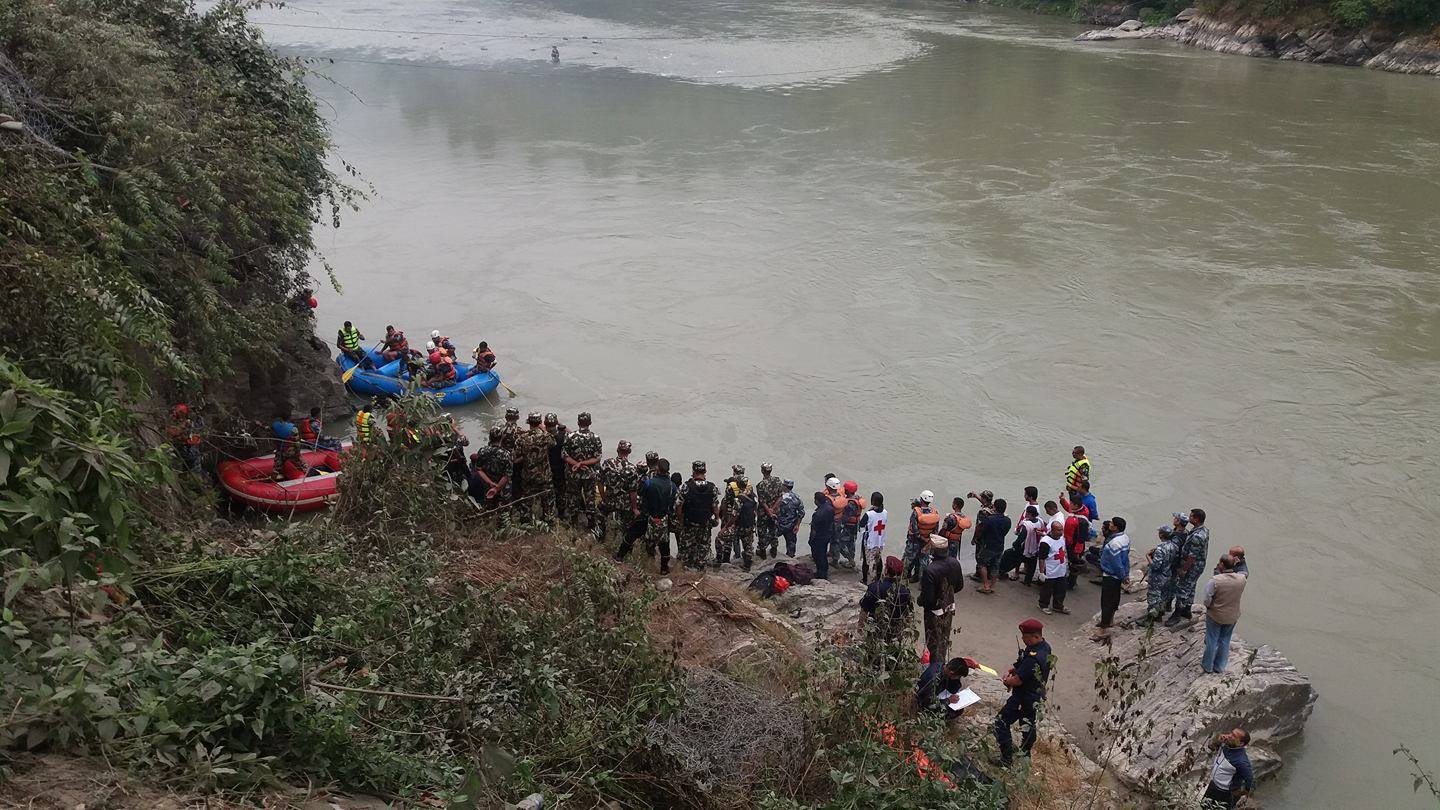 दूई सन्तान सहित एक दम्पती त्रिशूलीमा हामफाले